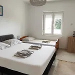 Emily, 6 2 Guests, Newly Refurbished Apartment