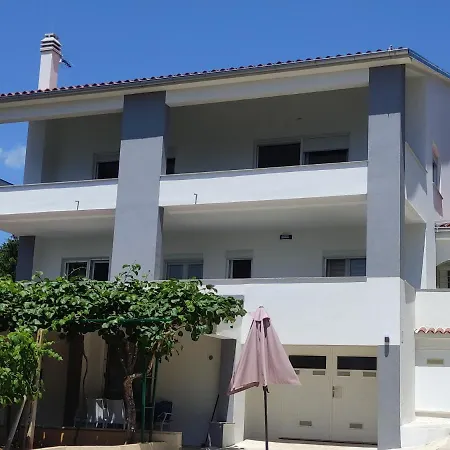 Apartment Emily, 6 2 Guests, Newly Refurbished Pula