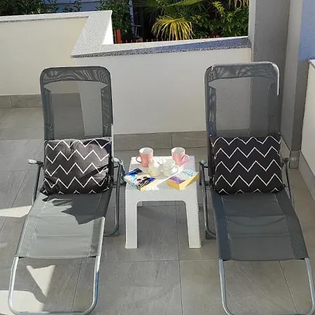 Emily, 6 2 Guests, Newly Refurbished Apartment