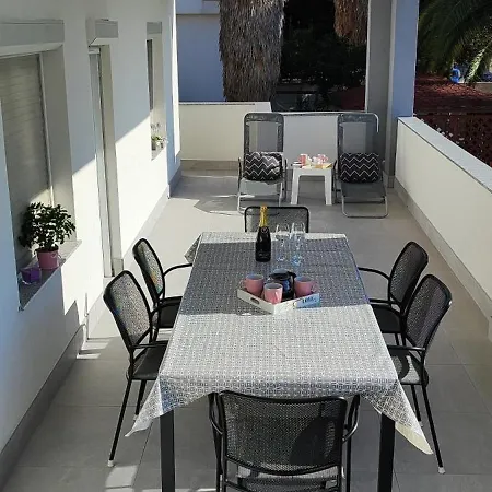 Apartment Emily, 6 2 Guests, Newly Refurbished *