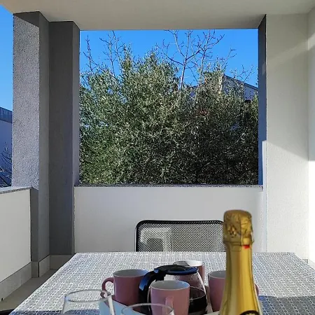 Emily, 6 2 Guests, Newly Refurbished Apartment *