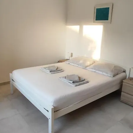 Emily, 6 2 Guests, Newly Refurbished Apartment Pula