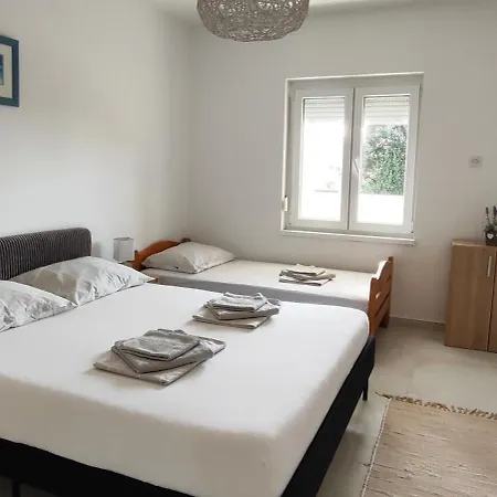 Emily, 6 2 Guests, Newly Refurbished Apartment