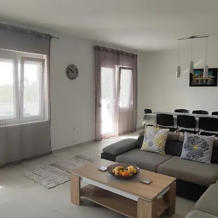 Apartman Emily, 6 2 Guests, Newly Refurbished Póla