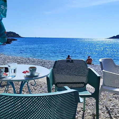 Emily, 6 2 Guests, Newly Refurbished Apartment Pula