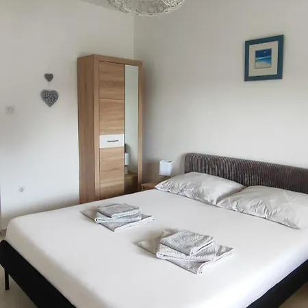 Emily, 6 2 Guests, Newly Refurbished Appartement Pula