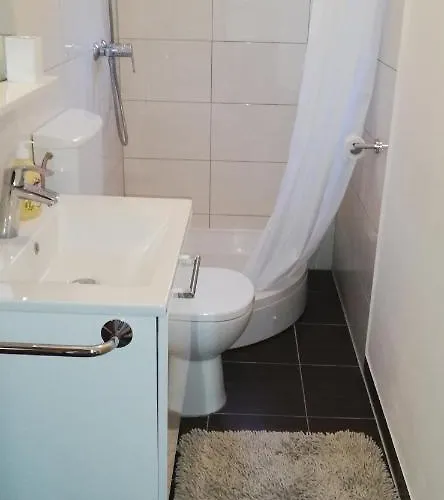 Emily, 6 2 Guests, Newly Refurbished * 풀라